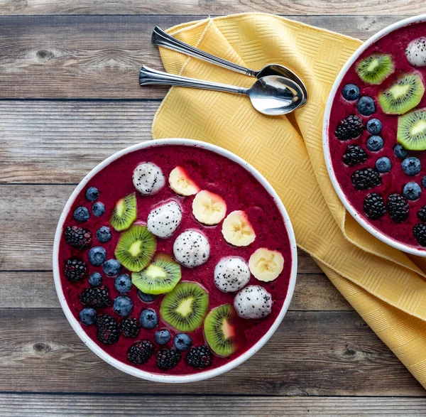 Ahşap bir masada acai berry smoothie kasesinin en alt görüntüsü..