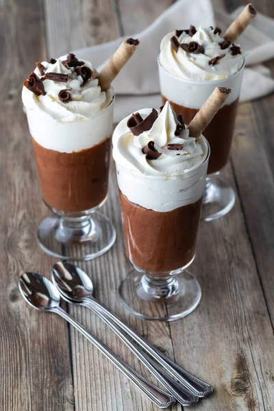 Chocolate mousse postre parfaits en una mesa de madera. — Foto de Stock