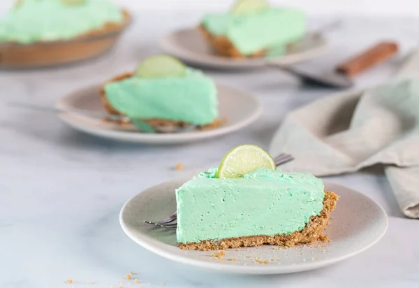 Servings of key lime pie ready for eating. — Stock Photo, Image