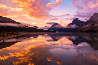 Alberta 'daki Bow Gölü' nün manzarası güneş doğarken çekildi..