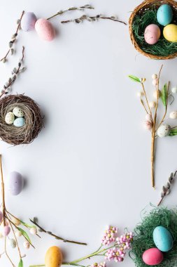 Ortasında fotokopi alanı olan bir Paskalya tasarım sınırının üstten aşağı görünümü.