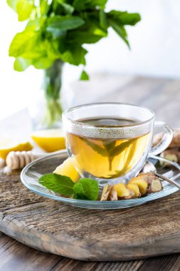 Çaya katmak için zencefilli yeşil çay ve diğer malzemeler..