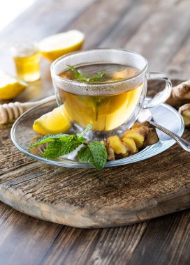 Zencefilli, limonlu ve ballı yeşil çay Tahta üzerinde içilmeye hazır.