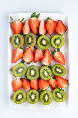 Sıra sıra kivi ve çilek. Ücretsiz meyve tatları..