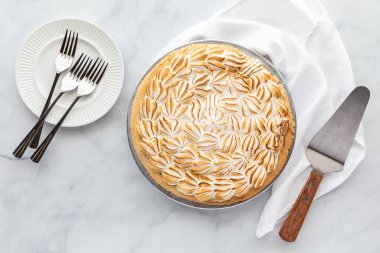 Yanmış kremalı pastanın tepesi servis için hazır..