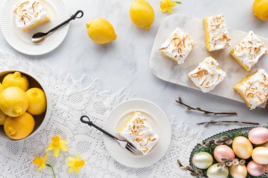Mermer tabakta daha fazla kare ile yenmeye hazır limon kremalı keklerin en tepeden aşağı görüntüsü.