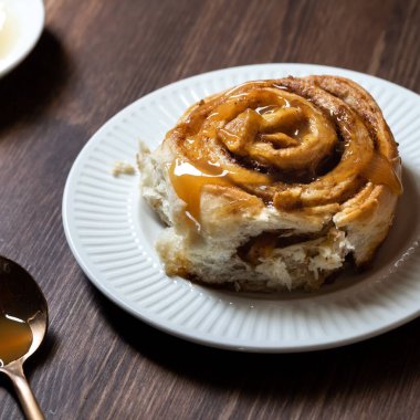 Karamel soslu ev yapımı tarçınlı çöreğin kapağı..