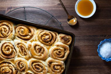 Karamel soslu tarçınlı çörekler ve tuz..