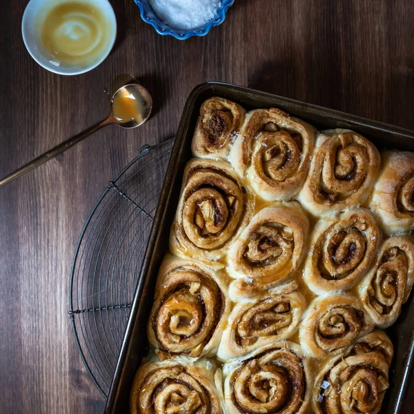 Tuzlu karamelli sosla kaplı tarçınlı çörekler fırından yeni çıkmış..