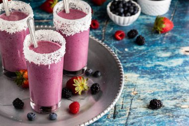 Metal tepside sağda fotokopi alanı olan süper meyveli içecekler..