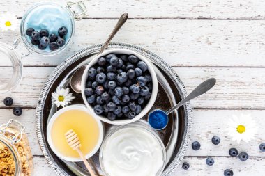 Mavi spirulinalı yoğurt yapımında kullanılan çeşitli sağlıklı malzemeler..