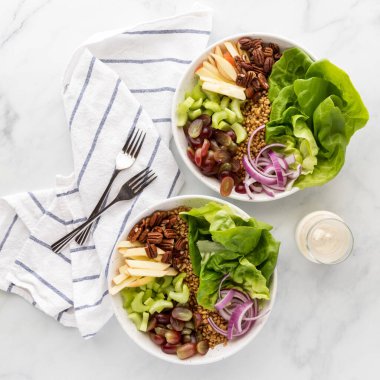 İki yeni yapılmış Waldorf salata kasesi yenmeye hazır..