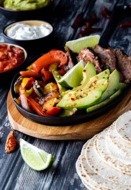 Fajita yapmak için etrafını sabitledikleri bir Fajita karışımının tavasını kapat..