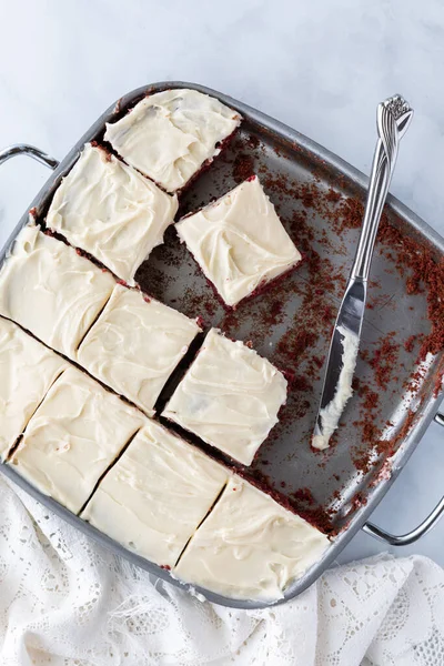 Bovenaanzicht van een pan van rood fluweel chocolade brownies gesneden in vierkanten klaar om te eten. — Stockfoto