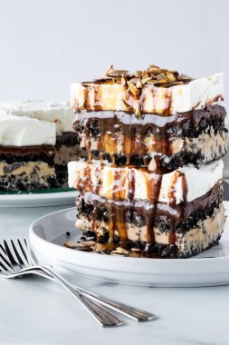 Birbirinin üstüne iki dilim çikolata ve moka aromalı dondurmalı turta..