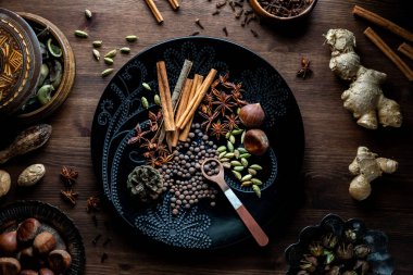 Koyu bir arkaplan karşısında kuru malzemelerin düzenlenmesinin yukarıdan aşağı görünümü.