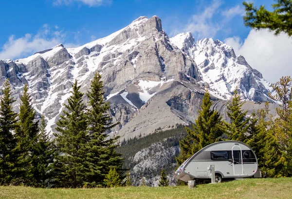 Banff, Alberta 'daki tünel dağının manzarası. Önünde küçük bir gözyaşı damlası karavanı var..
