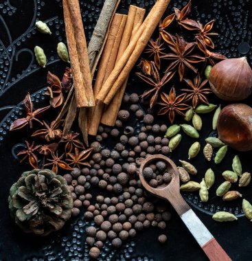 Garam Masala 'da yaygın olarak kullanılan çeşitli kuru baharatların yukarıdan aşağı görünümü