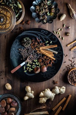 Koyu bir arkaplan ile kuru malzemelerin üst alt görünümü.