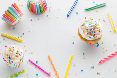 Konfeti çörekleri ve mumların ortası fotokopi alanı olan bir çerçeve içerisindeki üstten aşağı görünümü.