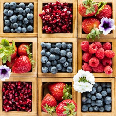 Yukarıdan aşağıya ahşap kompartıman kutularındaki çeşitli böğürtlenlerin görüntüsü.