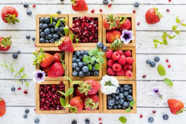 Her yere dağılmış böğürtlenlerle dolu ahşap bir kompartıman kutusunun tepesinden aşağı..
