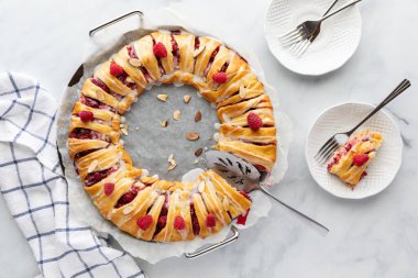 Bir tabakta servis edilen ahududu halkasının yukarıdan görünüşü yenmeye hazır..
