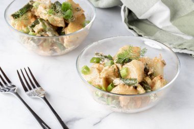 İki kase kremalı patates ve fasulye salatasını yemeye hazır hale getir..