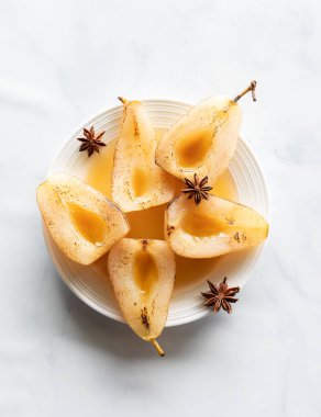 Kaynamış ve armut armudunun en tepedeki manzarası tatlı şurupla kaplanmış ve yıldız anasonuyla süslenmiş..