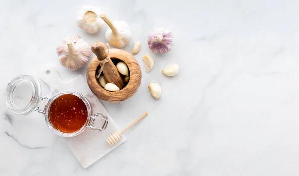 Top down view of honey and garlic ingredients. Honey garlic concept. — Stock Photo, Image