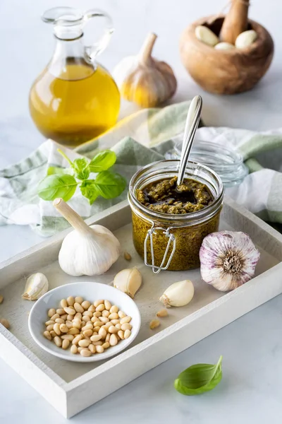 Różne składniki stosowane do produkcji sosu pesto bazylii. — Zdjęcie stockowe