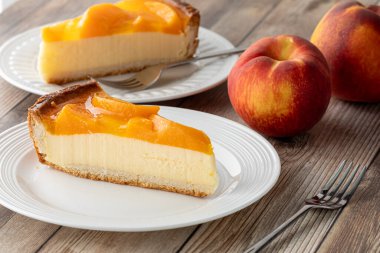 Bir porsiyon şeftalili peynirli kek, yemek için hazır.. 