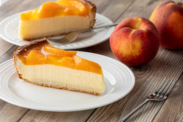 Bir porsiyon şeftalili peynirli kek, yemek için hazır.. 