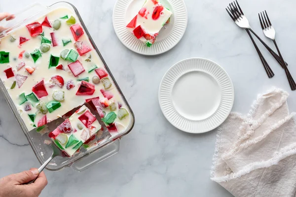 Lezzetli ev yapımı jöleli tatlıdan porsiyon servis eden bir el.. 