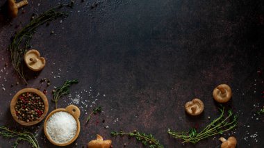 Yemek aromalarını canlandırmak için kullanılan çeşitli malzemelerin düzenlenmesinin üzerinde.