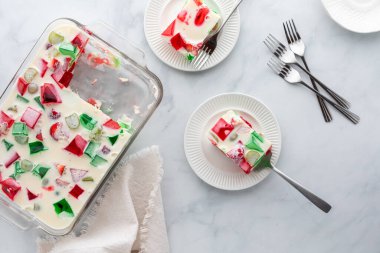 Ev yapımı meyveli jöle tatlısı dolu cam bir tabaktan servis manzarasının üstünde.. 