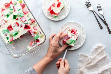 El yapımı lezzetli bir jelatin tatlısını tabağa koyan eller..
