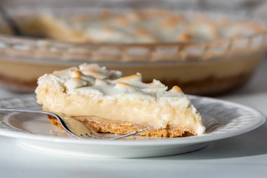 Bir dilim nefis ev yapımı kremalı turta ve krema sosu, yemeye hazır.. 