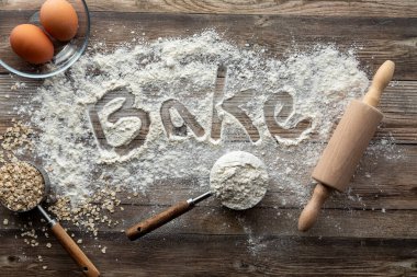 Unlu, yulaflı, yumurtalı ve çatallı bir fırın konsepti.