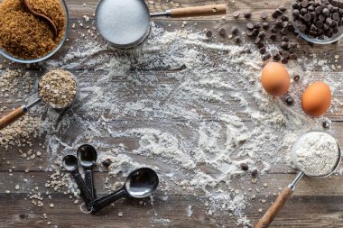 Un üzerinde metin örtüsü olan dağınık bir içerik arkaplanı.