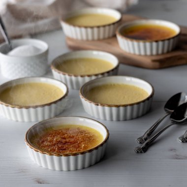 Ramekins ev yapımı Creme Brulee ile dolduruldu. Üstüne de iki şeker atıldı.. 