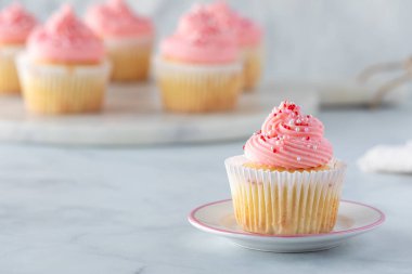 Vanilyalı kekin yakın plan fotoğrafı. Gül şekerli, serpiştirmeli ve daha yumuşak odaklı..