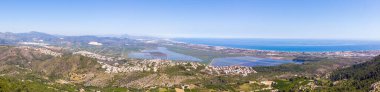 Valencia sahilinin panoramik manzarası ve Pego ve Oliva 'daki Marjal sulak alan doğa parkı. İspanya 'daki Segaria dağından görüntü.