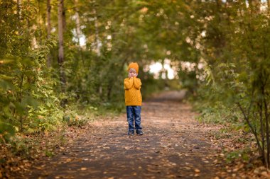  Sonbahar yolundaki çocuk