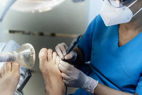 Close Podólogo Usando Luvas Látex Máscara Facial Tratando Pés Homem — Fotografia de Stock