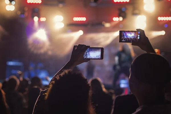 Konser bir mobil filme hayranları — Stok fotoğraf