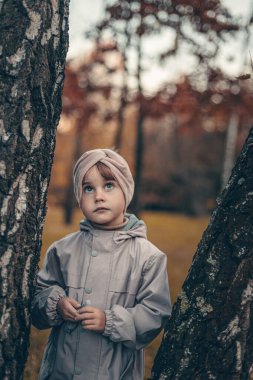 Parkta yürüyen güzel bir kızın portresi.