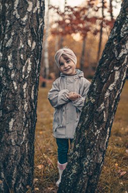 Parkta yürüyen güzel bir kızın portresi.
