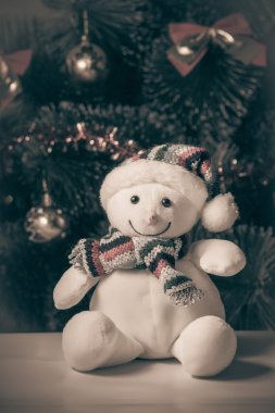 Noel ağacı ile oyuncak kardan adam