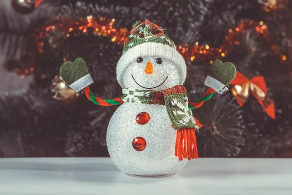 Speelgoed sneeuwpop met kerstboom — Stockfoto